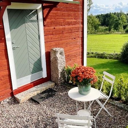 Nyrenoverad Stuga Naera Naturen Linkoping Bagian luar foto