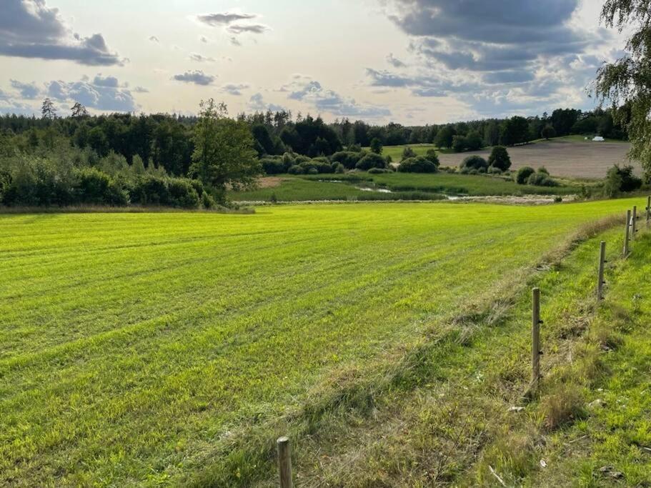 Nyrenoverad Stuga Naera Naturen Linkoping Bagian luar foto